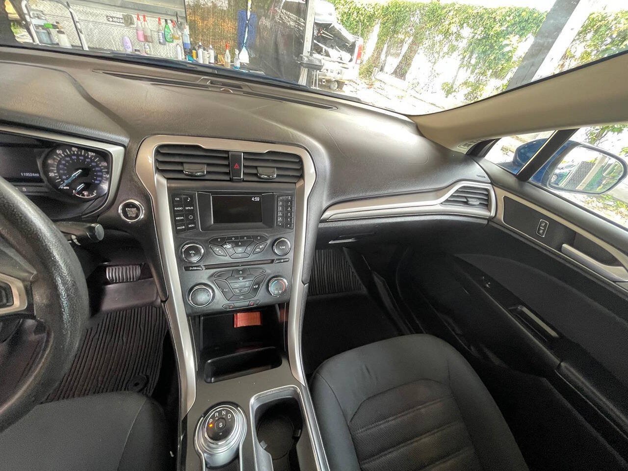 Used 2017 Ford Fusion SE FWD image 6
