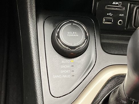 Used 2018 Jeep Cherokee Limited AWD/4WD image 15