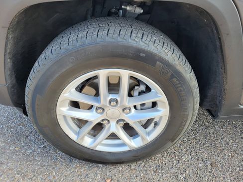 Used 2024 Jeep Grand Cherokee Laredo X w/ Luxury Tech Group I image 23