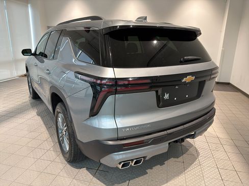 Used 2025 Chevrolet Traverse LT FWD image 3