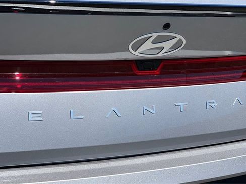 New 2025 Hyundai Elantra SEL image 9