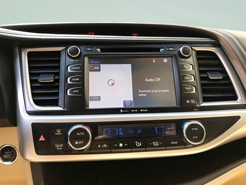 Certified 2018 Toyota Highlander XLE AWD/4WD image 21