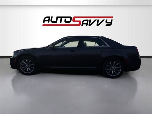 Used 2021 Chrysler 300 Touring L image 4