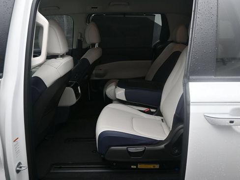 Used 2026 Kia Carnival EX FWD image 24