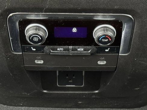 Used 2023 Chevrolet Suburban High Country image 31