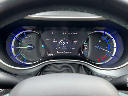 Used 2018 Chrysler Pacifica Touring-L FWD image 19