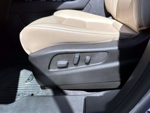Used 2024 Cadillac XT4 Luxury w/ Cold Weather Package FWD image 10
