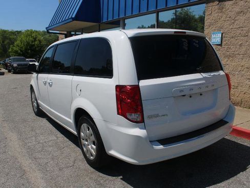 Used 2020 Dodge Grand Caravan SE FWD image 3