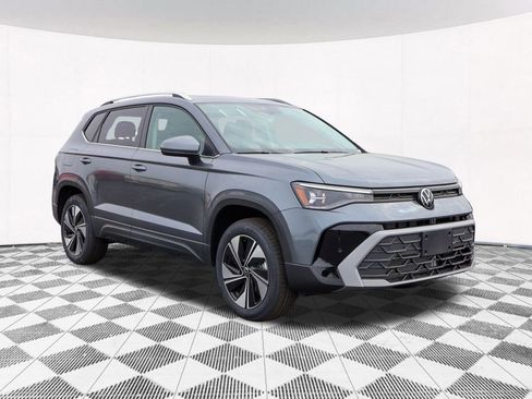 Used 2025 Volkswagen Taos SE AWD/4WD image 8
