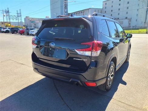 Used 2022 Subaru Forester Premium image 8