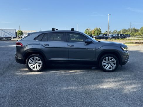 Used 2023 Volkswagen Atlas Cross Sport SE w/ Panoramic Sunroof Package FWD image 3