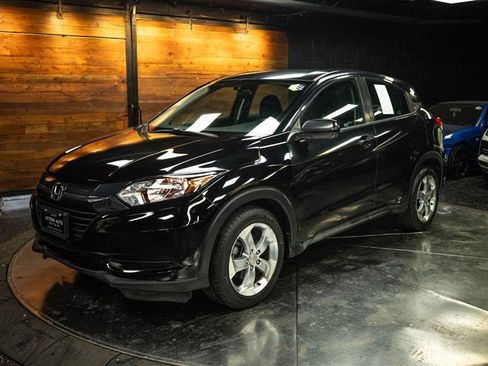 Used 2017 Honda HR-V LX image 2