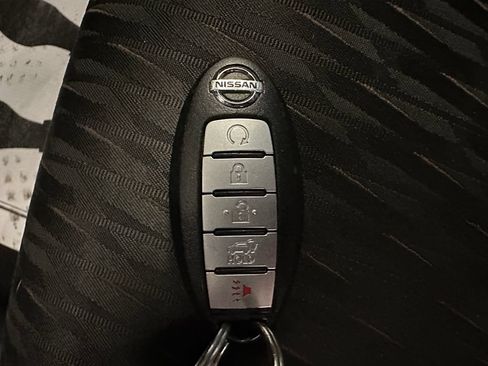 Used 2017 Nissan Rogue SV FWD image 17