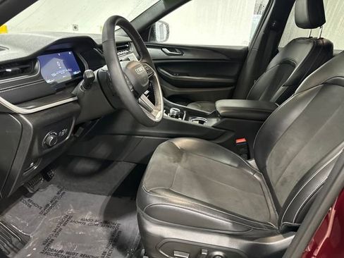 Used 2023 Jeep Grand Cherokee L Laredo image 5