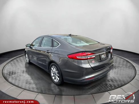 Used 2017 Ford Fusion SE image 3