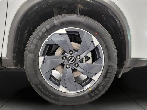 Used 2025 Nissan Rogue SV image 3