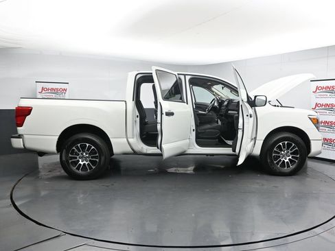 Used 2022 Nissan Titan SV image 41