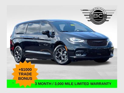 Used 2022 Chrysler Pacifica Limited w/ Uconnect Theater Family Group