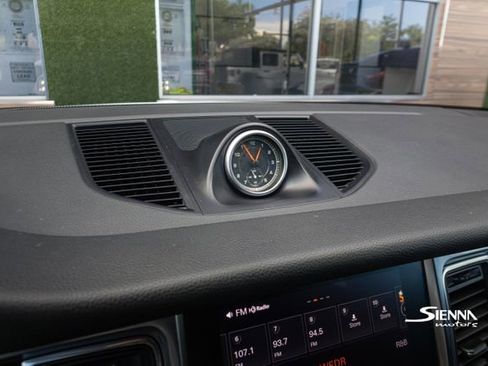 Used 2018 Porsche Macan image 34