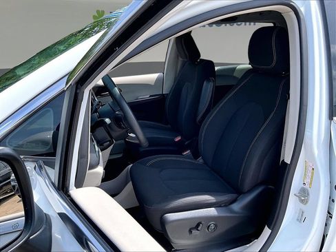 Used 2023 Chrysler Voyager LX FWD image 24