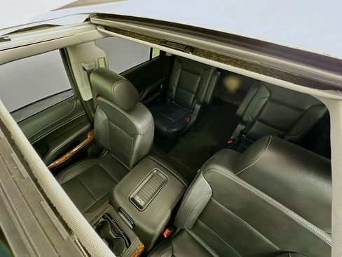 Used 2018 Chevrolet Suburban Premier image 23