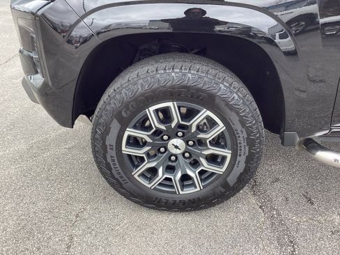 Used 2023 Chevrolet Colorado Z71 w/ Z71 Convenience Package 2 image 9