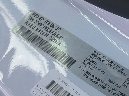 Used 2025 Chrysler Pacifica Select image 35