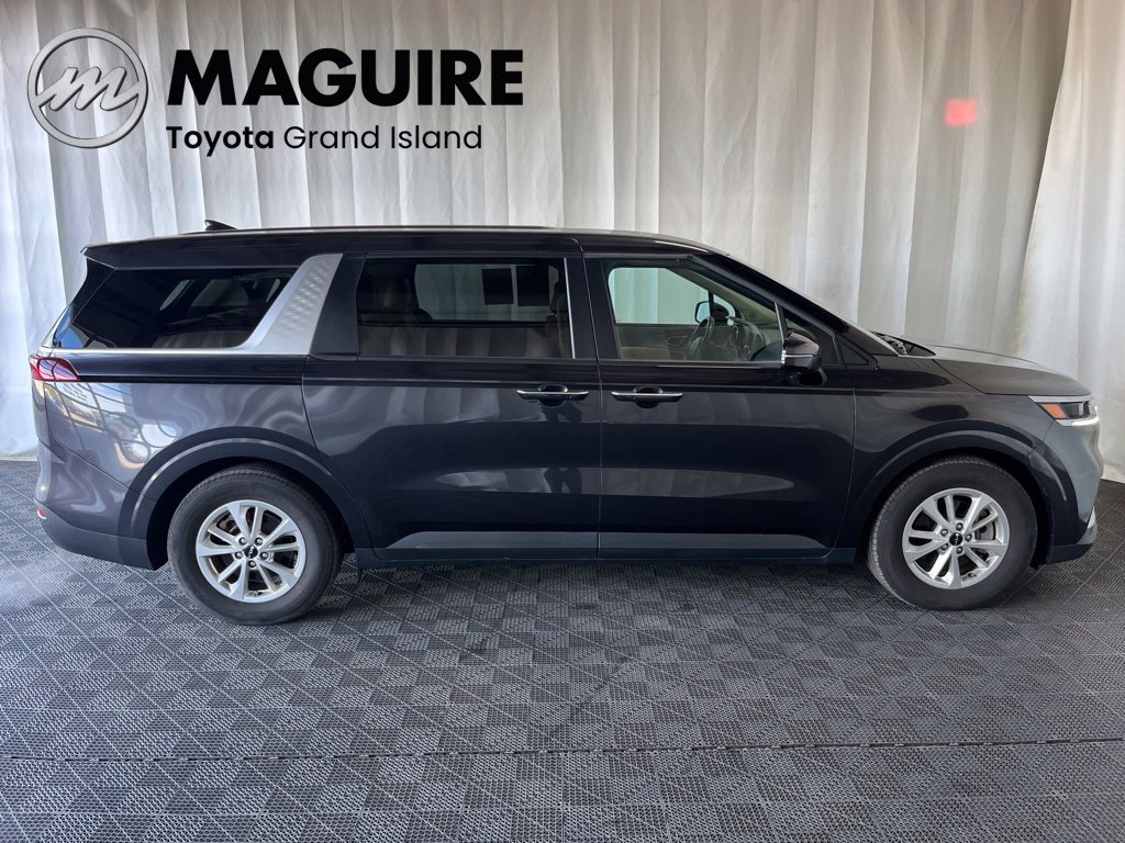 Used 2024 Kia Carnival LX FWD image 2