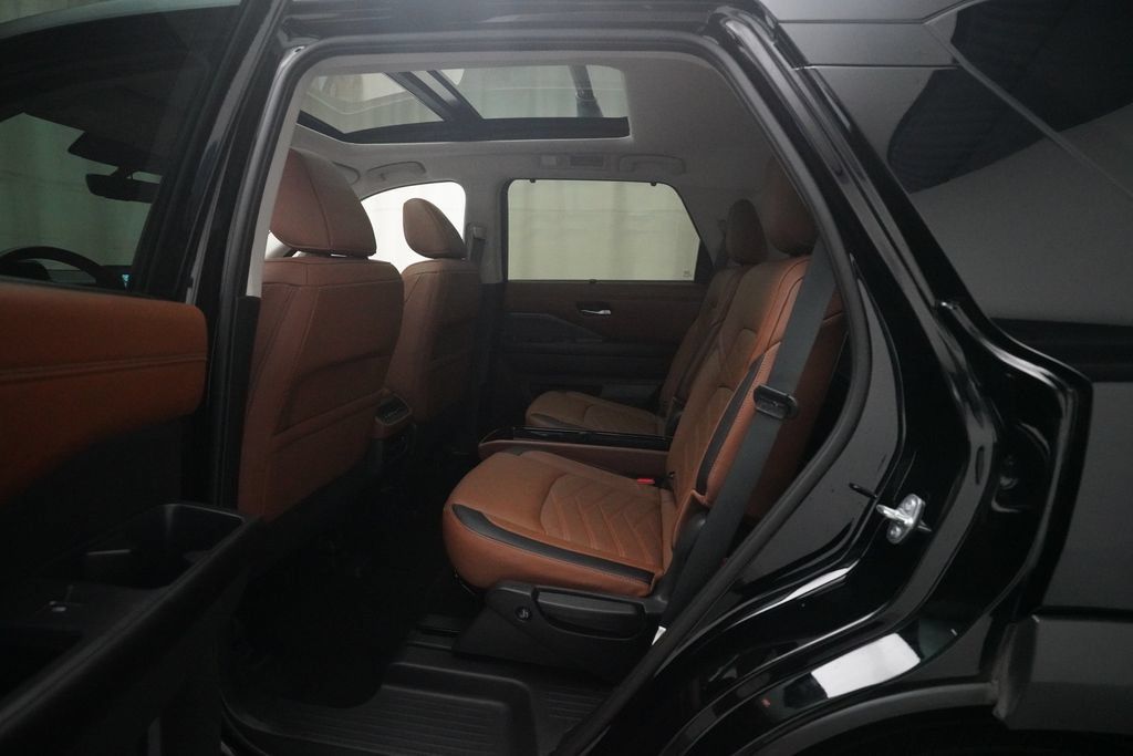 Used 2025 Nissan Pathfinder Platinum AWD/4WD image 16