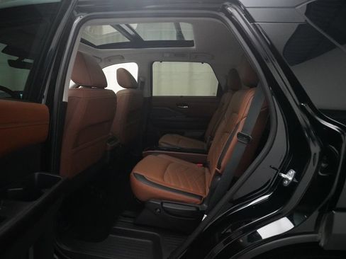 Used 2025 Nissan Pathfinder Platinum AWD/4WD image 16