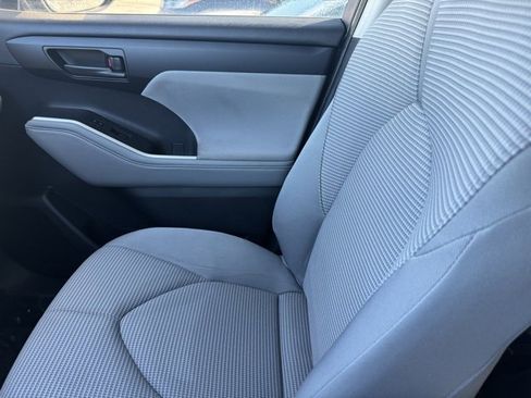 Used 2022 Toyota Highlander LE image 23