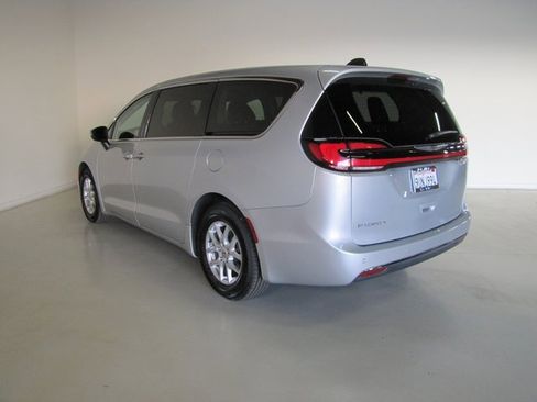 Used 2023 Chrysler Pacifica Touring-L image 19