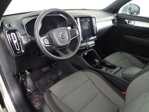 Used 2025 Volvo XC40 B5 Core image 23