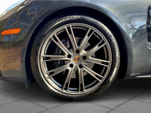 Used 2018 Porsche Panamera RWD image 11