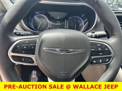 Used 2024 Chrysler Pacifica Touring-L FWD image 18