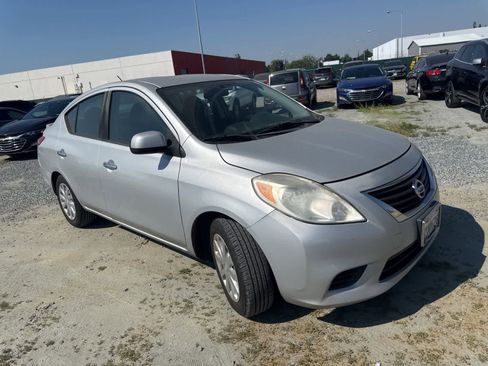 Used 2014 Nissan Versa SV image 3