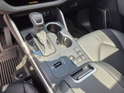 Used 2023 Toyota Highlander XLE image 26