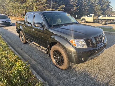 Used 2021 Nissan Frontier SV w/ Midnight Edition Floor Mats image 5
