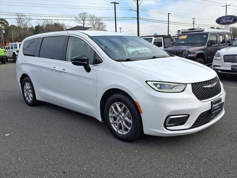 Certified 2024 Chrysler Pacifica Touring-L image 3