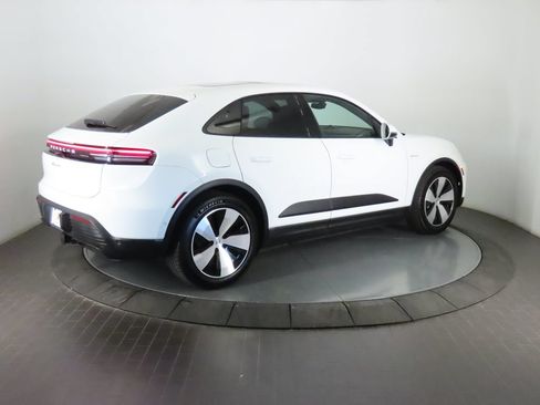 Certified 2025 Porsche Macan 4 Electric AWD/4WD image 7