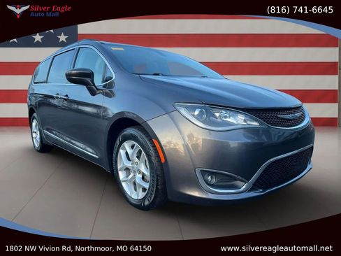 Used 2017 Chrysler Pacifica Touring-L w/ Tire & Wheel Group image 2