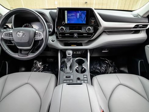 Used 2024 Toyota Highlander XLE image 13