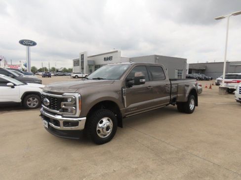Used 2023 Ford F350 Lariat w/ Lariat Ultimate Package AWD/4WD image 2