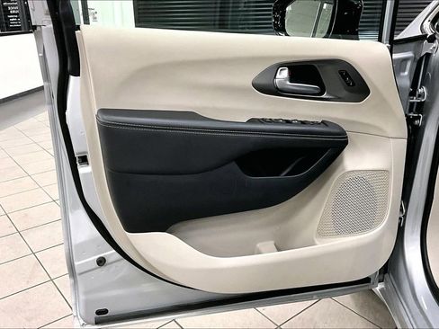 Used 2024 Chrysler Pacifica Touring-L image 20