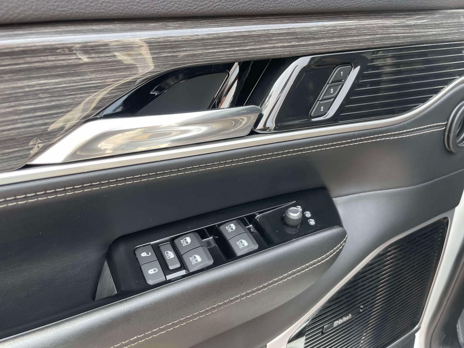 Used 2022 Jeep Wagoneer Series III w/ Premium Group I AWD/4WD image 18