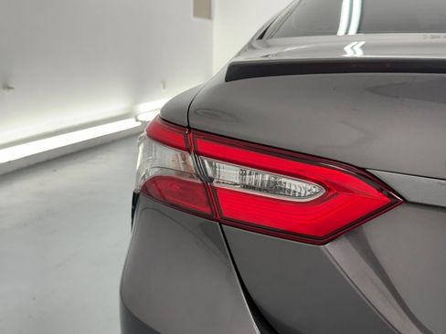 Used 2018 Toyota Camry SE w/ Accessory Appearance Package image 11