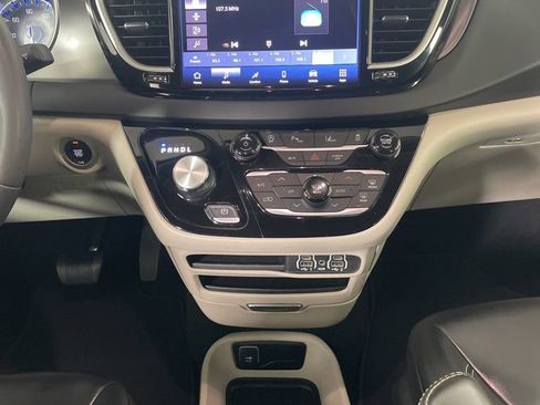 Certified 2023 Chrysler Pacifica Touring-L FWD image 11