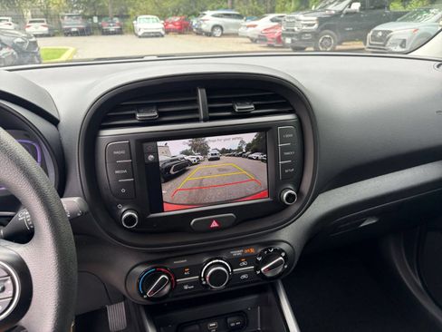 Used 2025 Kia Soul LX w/ LX Technology Package FWD image 22