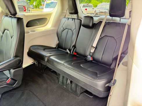 Used 2023 Chrysler Pacifica Touring-L FWD image 21