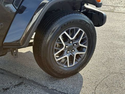 Used 2025 Jeep Wrangler Unlimited Sahara AWD/4WD image 9